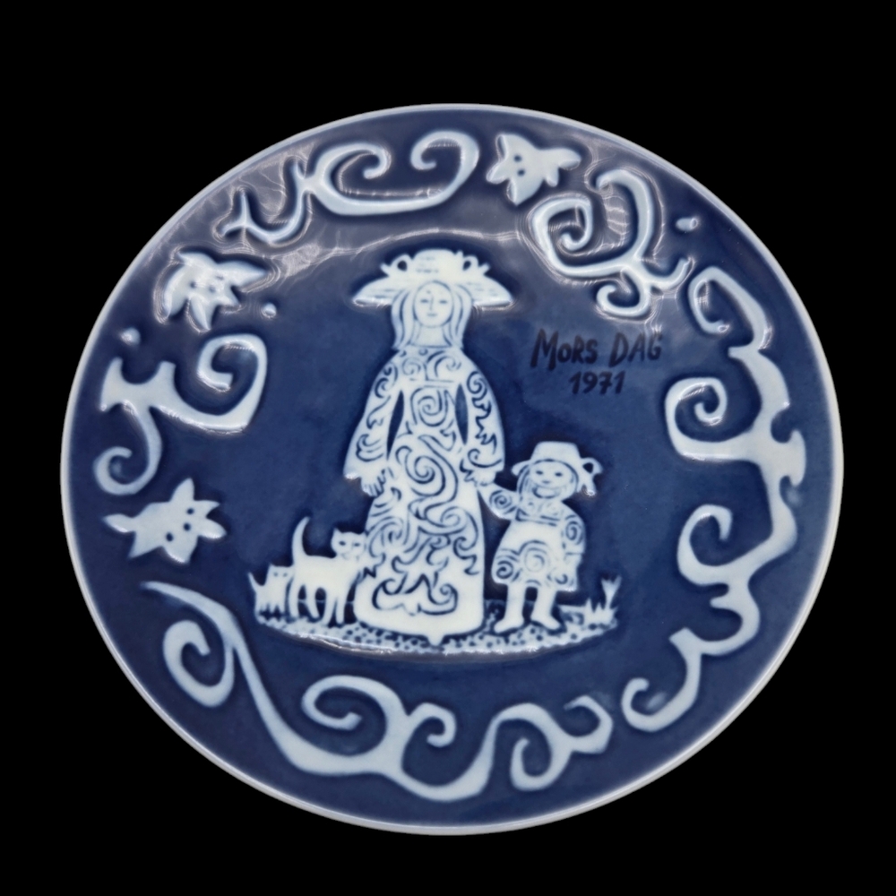 Vintage Royal Copenhagen 1971 Mother's Day Plate Mother Daughter Cat Collectible